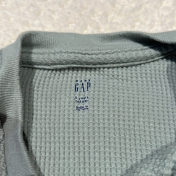 EUC sage green gap boys 5t waffle shirt - Picture 2 of 3